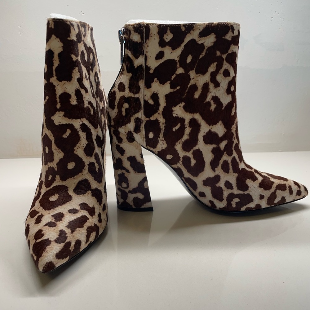 48. Charles David NEW size 6.5 Boots zip back